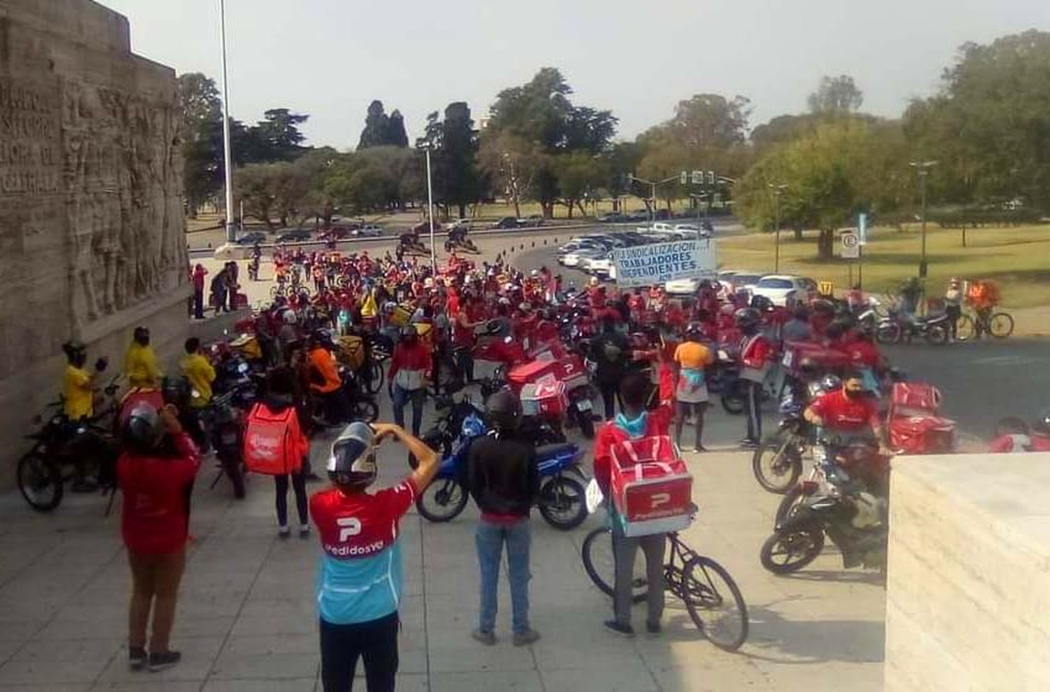 Movilización de repartidores en el Monumento a la Bandera: «El sindicato no nos representa»