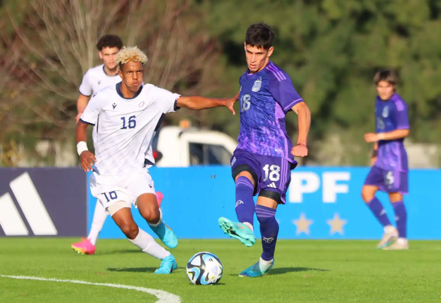 Brian Aguirre, en acción en la práctica.