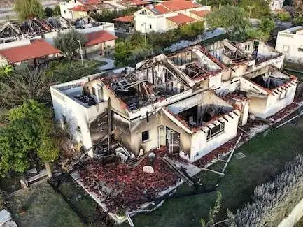 Vista de casas arrasadas tras el ataque del 7 de octubre en el kibutz Beeri, en el sur de Israel.