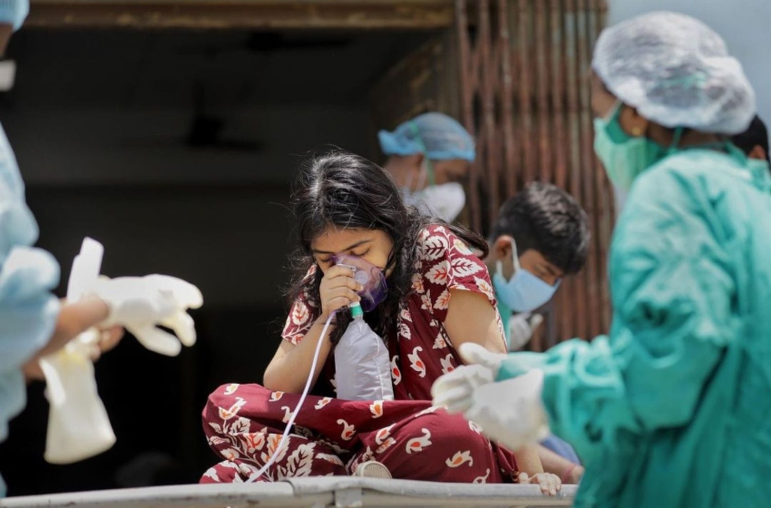 La OMS clasificó como "preocupante" a la variante detectada en Sudáfrica y la denominará Omicron