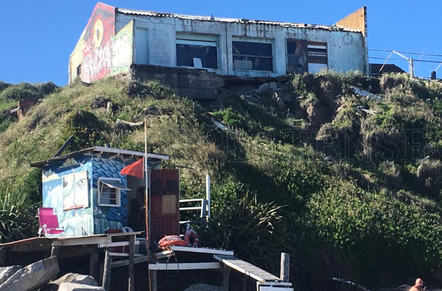 A días de la temporada, las playas públicas del sur son un símbolo del abandono