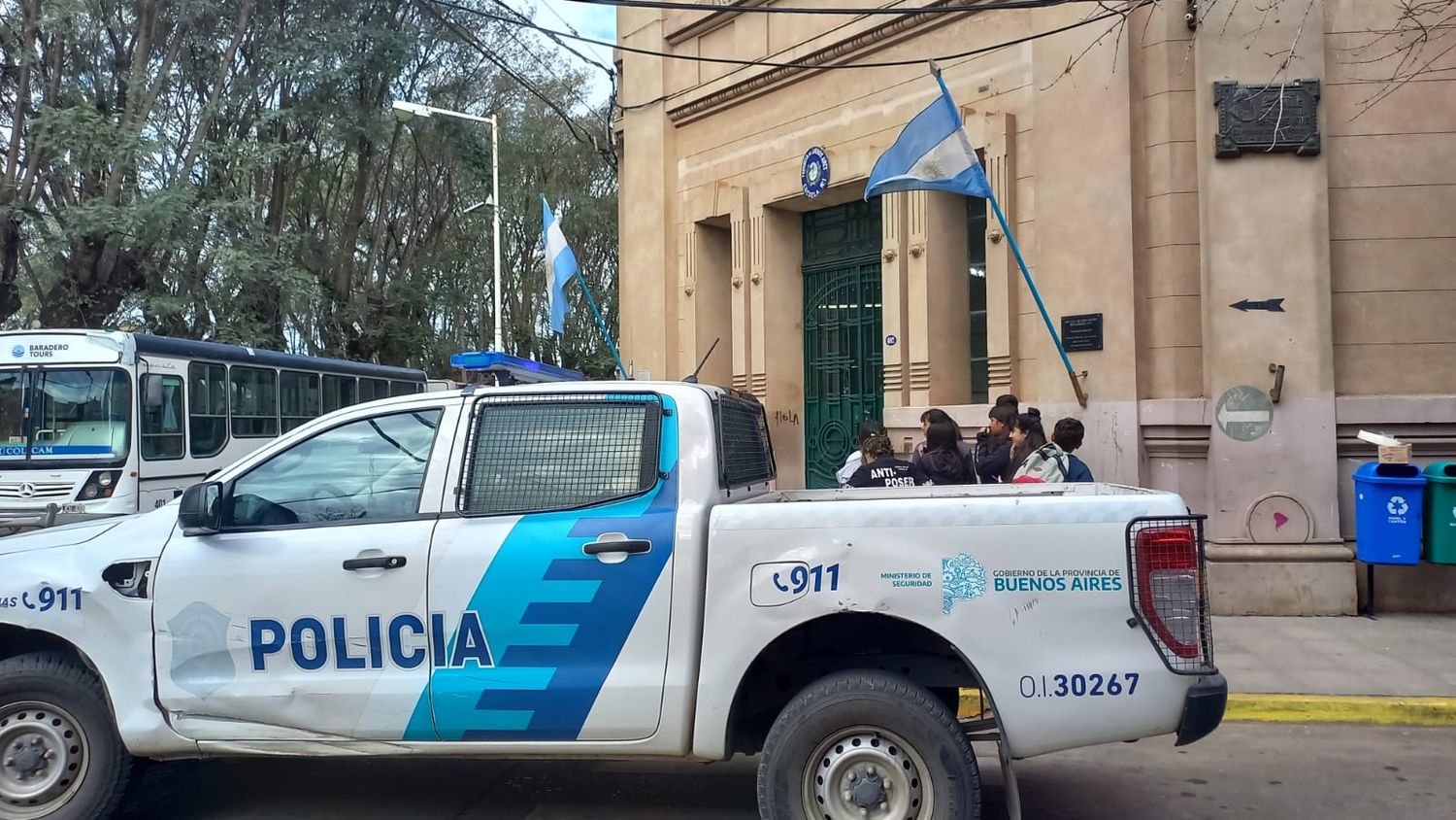 Dos alumnas a los golpes en la puerta de la escuela