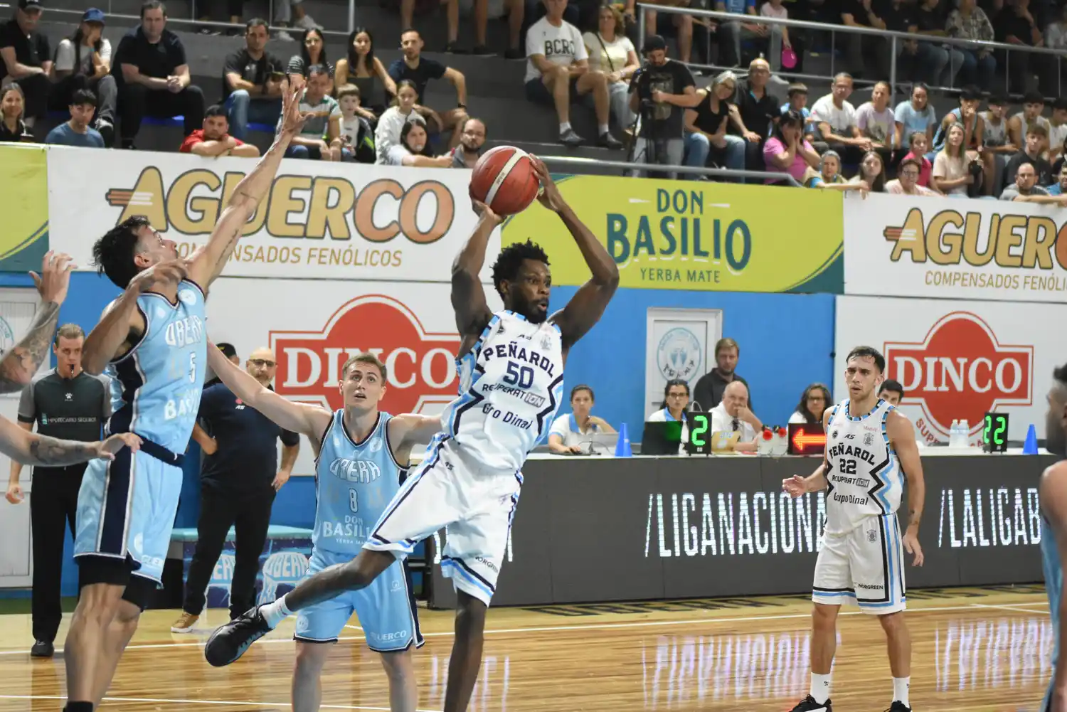 Marcus Thomas buscando pase (Foto: Prensa Oberá TC)