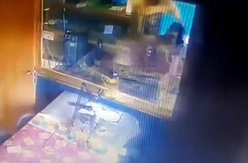 Video: un periodista fue brutalmente agredido durante su programa de radio por denunciar hechos de corrupción