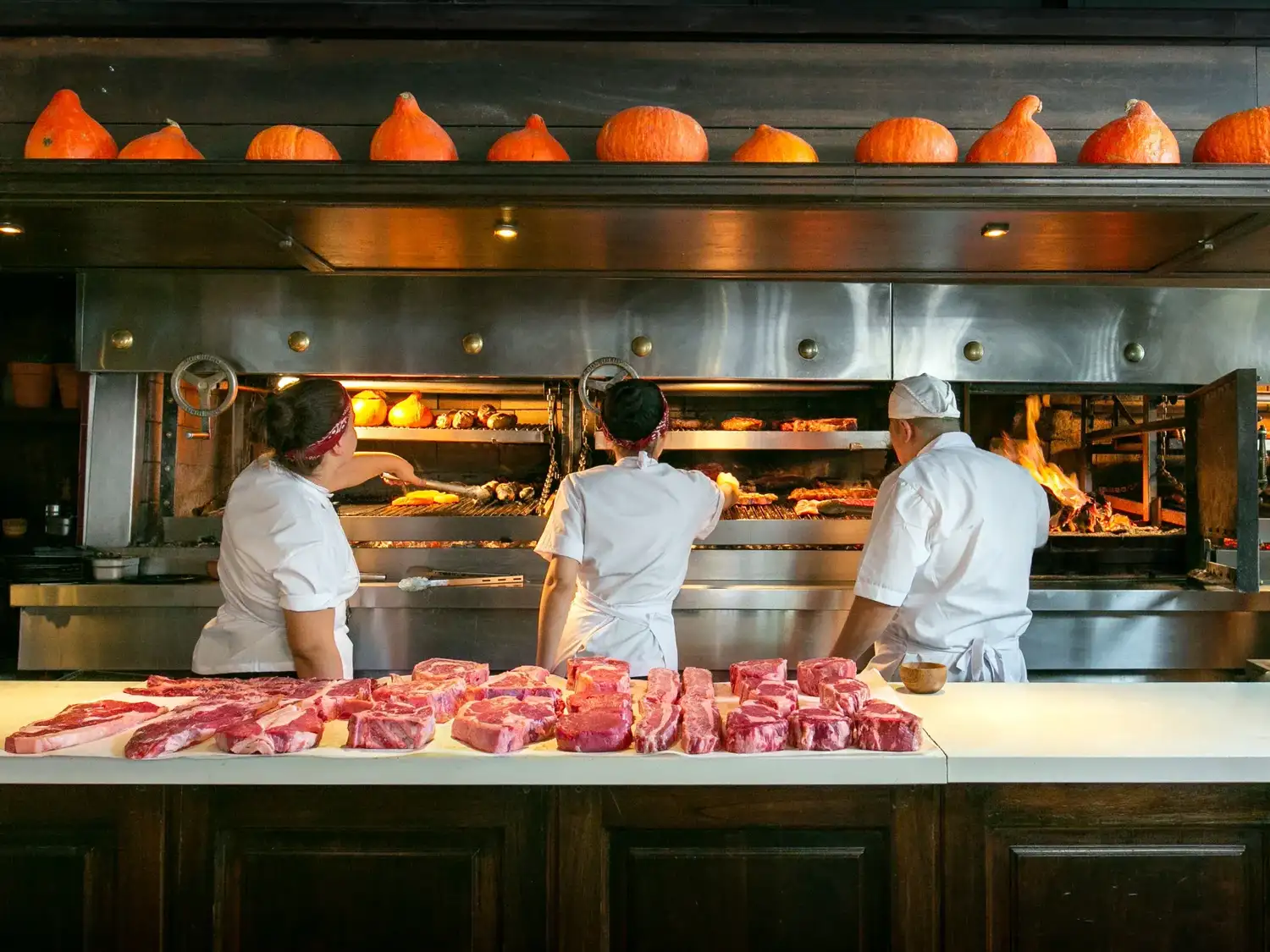 Con más de 7.000 locales y un sector que emplea a más de 75.000 personas, la gastronomía es un motor económico y social clave para la Ciudad de Buenos Aires.