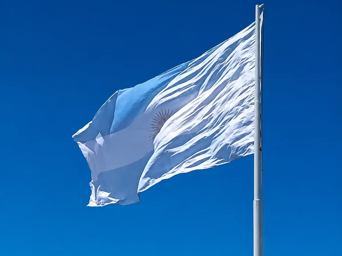La bandera de la Rotonda del Golf causó múltiples comentarios por el grosero error.