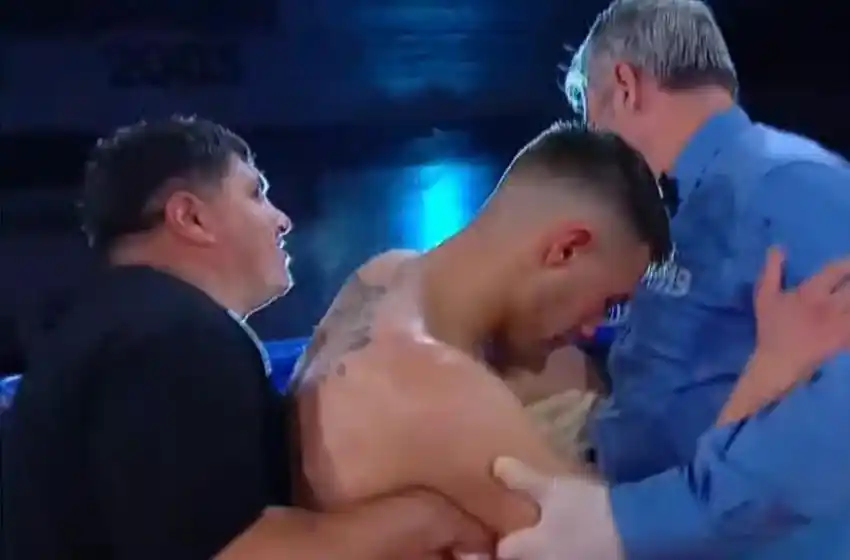 Video: el momento en el que un boxeador se desvaneció mientras daban el fallo de la pelea