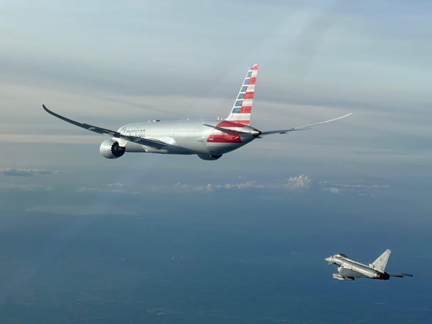 Cazas Eurofighter escoltan avión de American Airlines tras amenaza de bomba