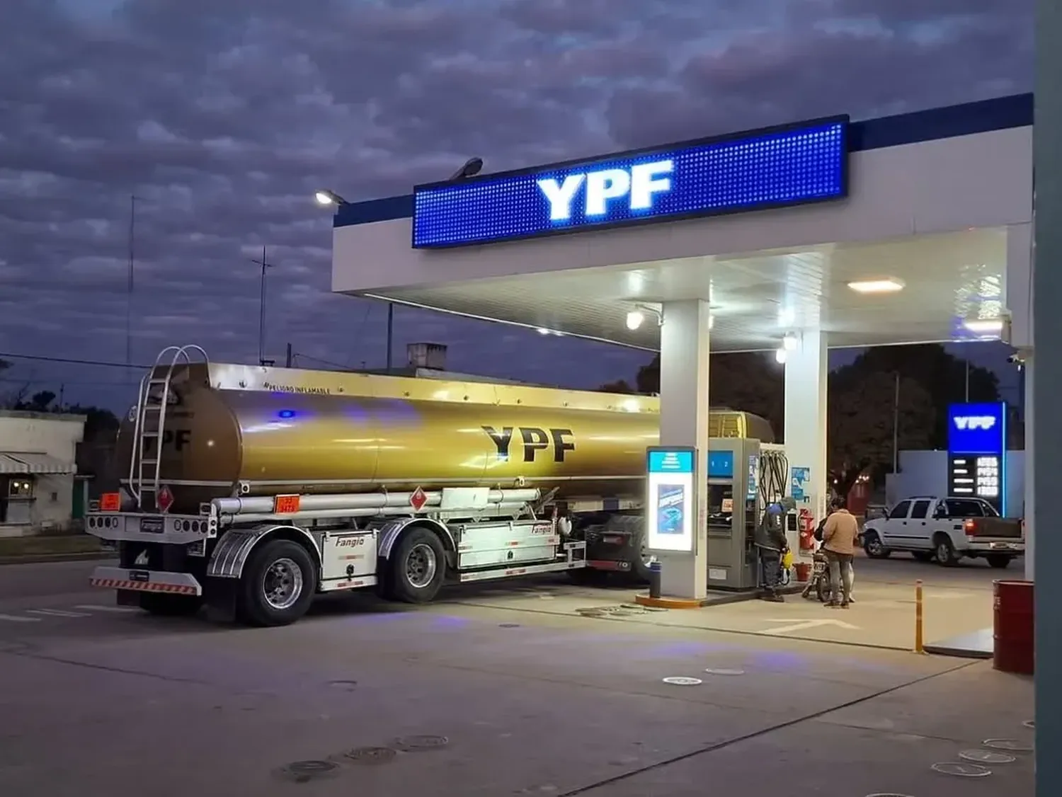 YPF aumenta un 3,5 % los combustibles y lanza descuentos nocturnos y autoservicio