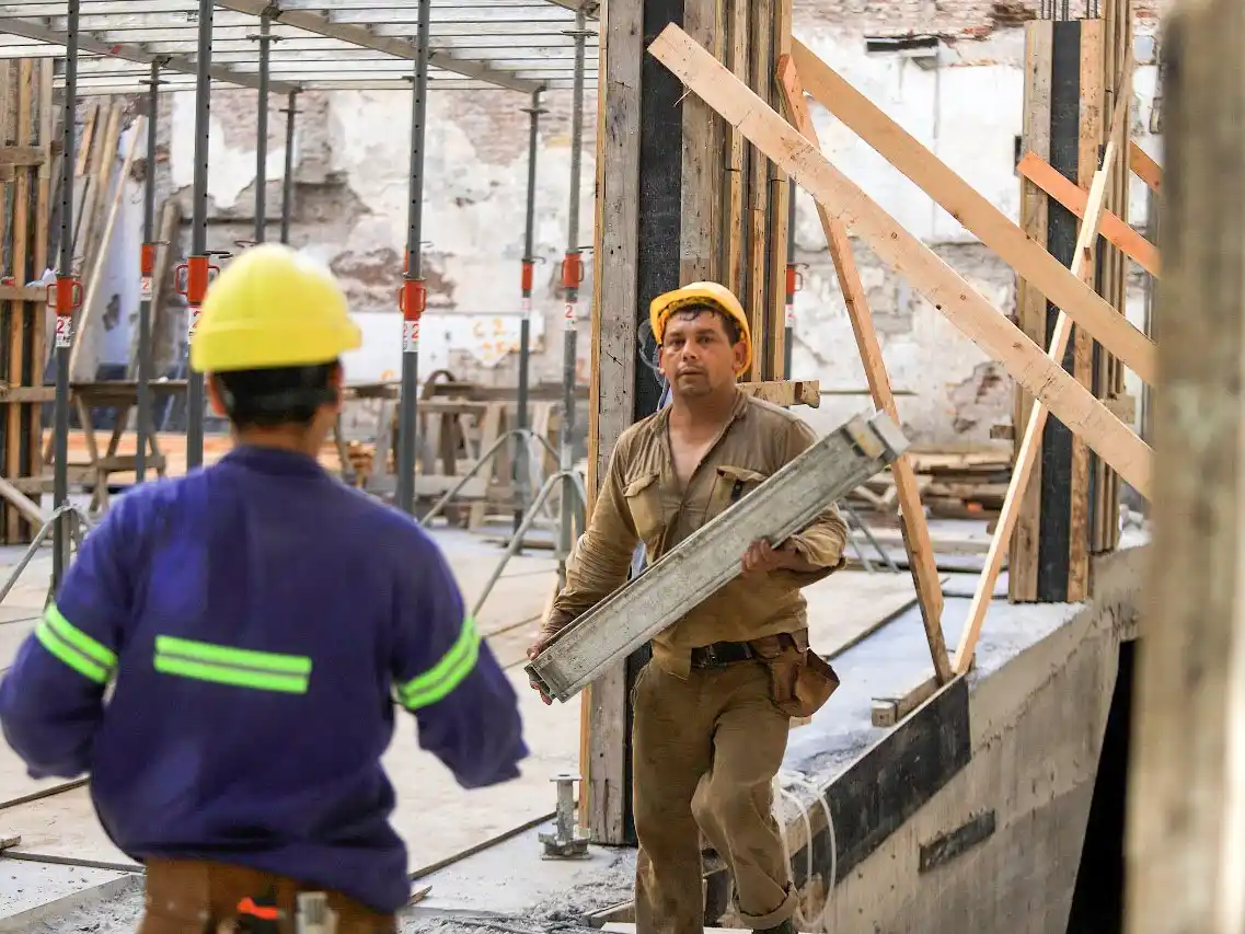 La reforma incluye medidas de desburocratización, reducción de litigiosidad y nuevos incentivos para la contratación formal.