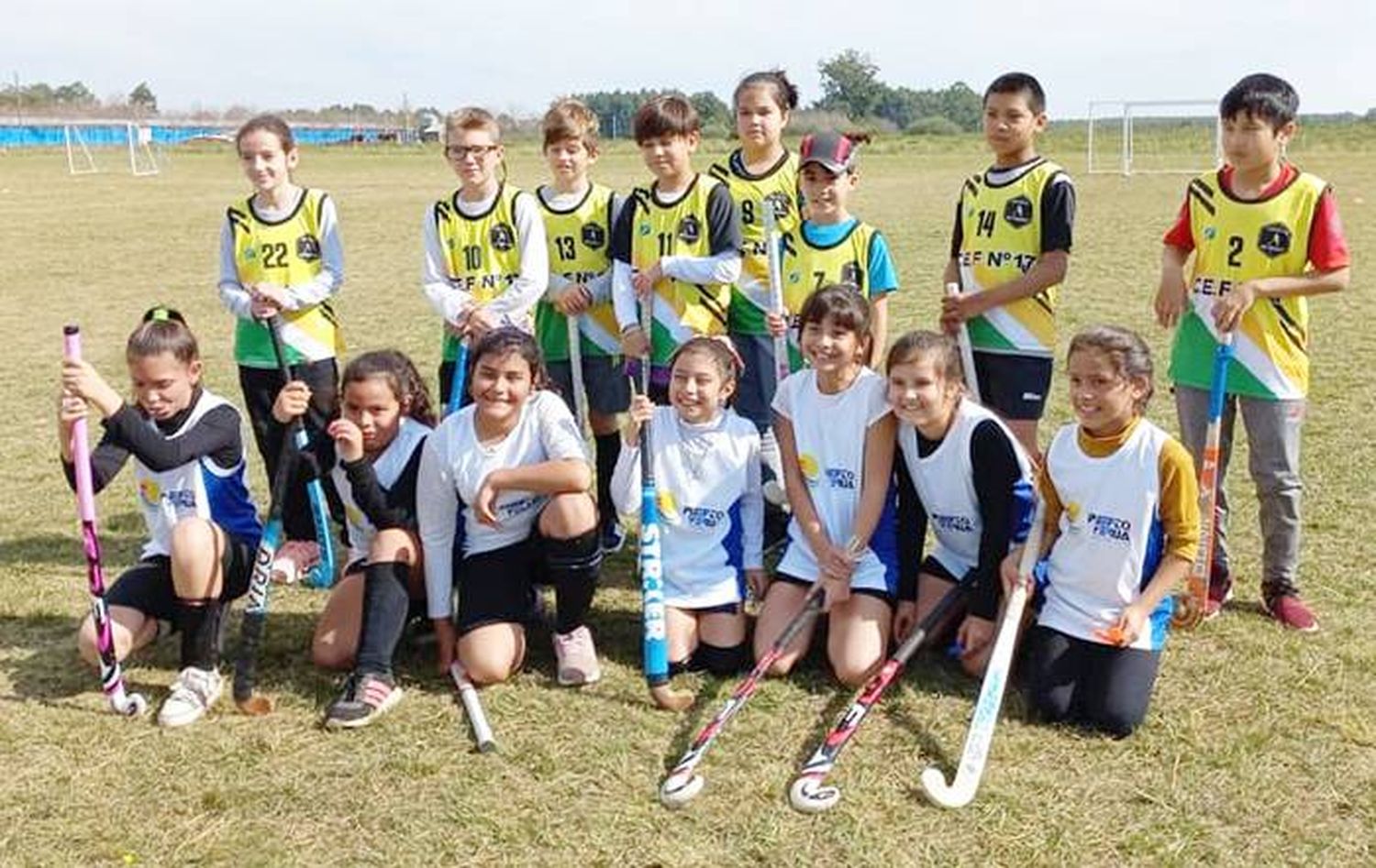 Los alumnos de hockey  en un encuentro de escuelitas