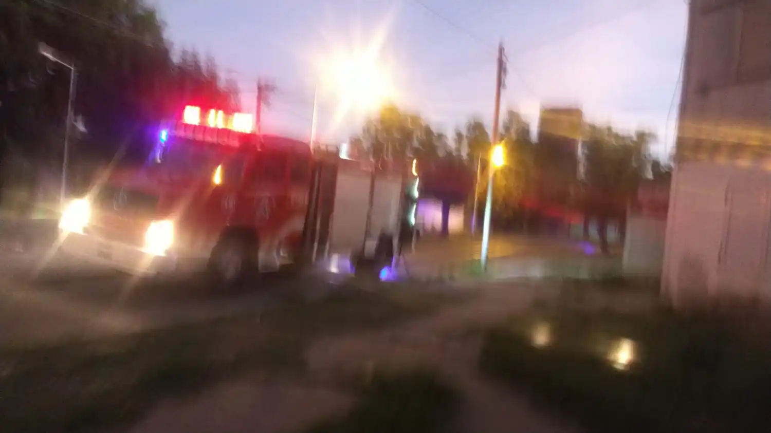 Bomberos y vecinos sofocaron un incendio en un departamento donde vive un hombre solo