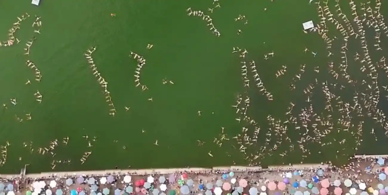 Una marea de gente haciendo "la planchita": la insólita imagen que se volvió viral en Miramar
