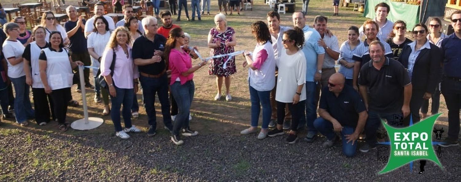 Corte de cintas para el acto inaugural de la exposición que se llevó a cabo en el Complejo Artigas.