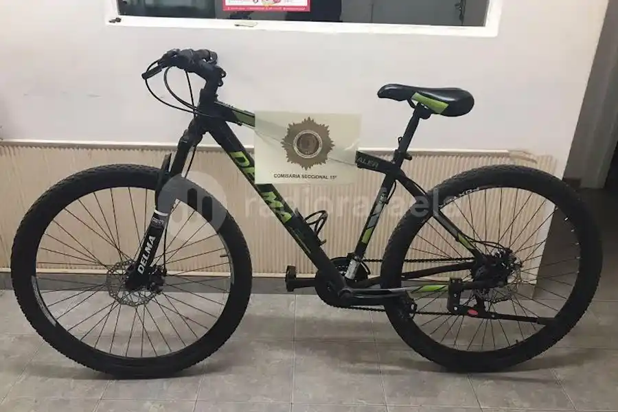 Dejaron una bicicleta en su negocio y, como nadie la reclamó, la entregó a la policía