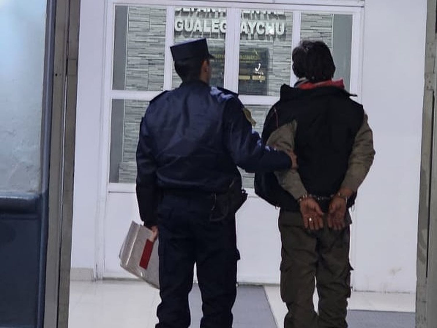 Se emborrachó, se peleó con una vecina y terminó detenido