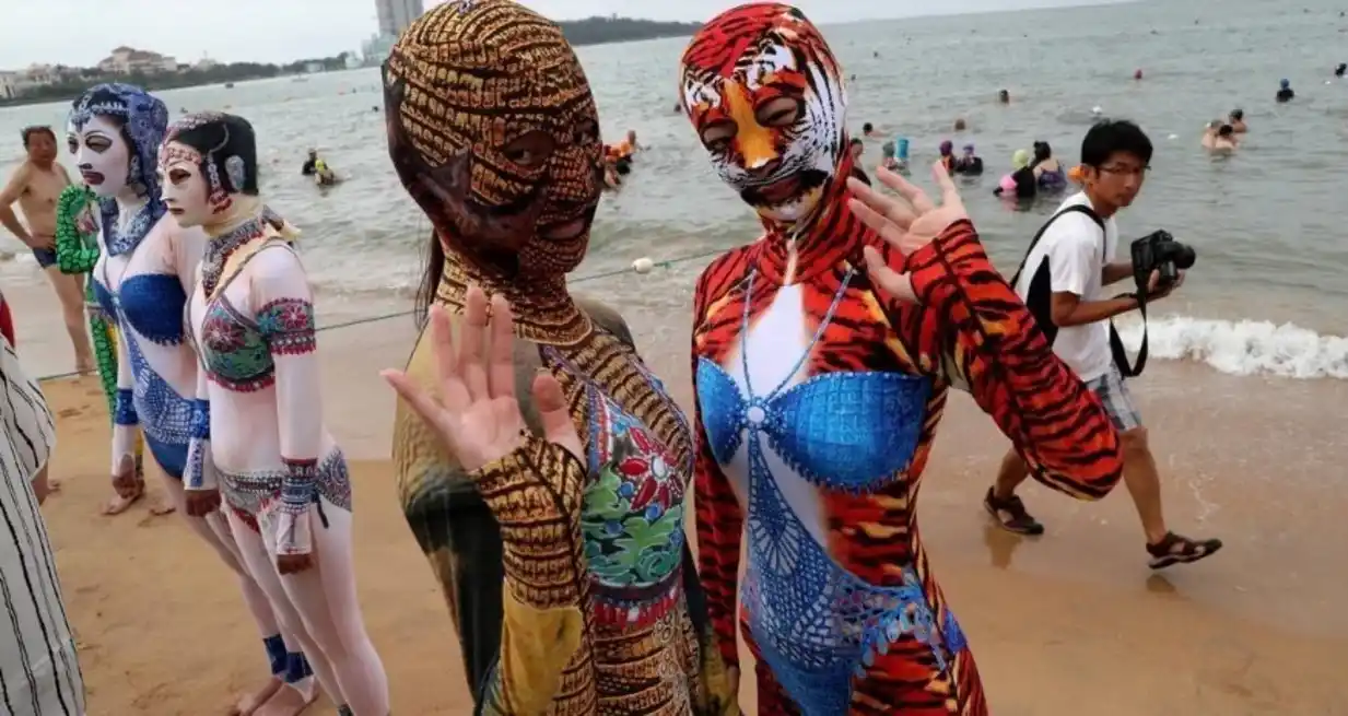 Se impone el uso de “facekinis” en China para protegerse del sol