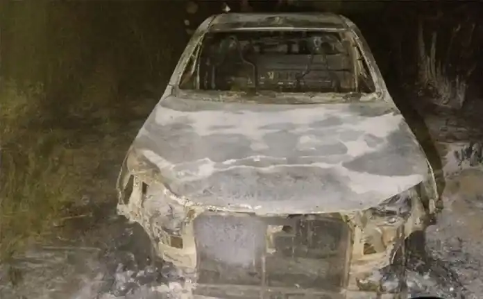 Fue a pescar con “amigos”, lo ataron a un árbol, le robaron la camioneta y se la quemaron