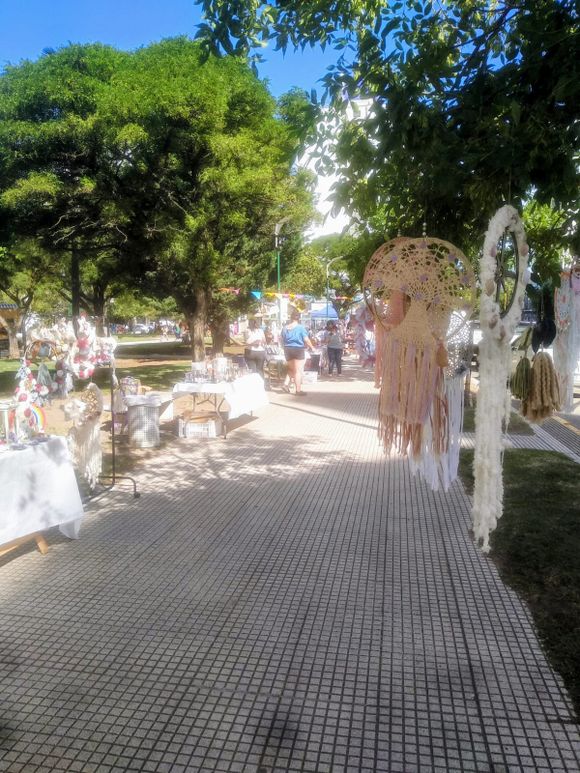 Feria de artesanos y manualistas, hoy en la Plaza San Martín
