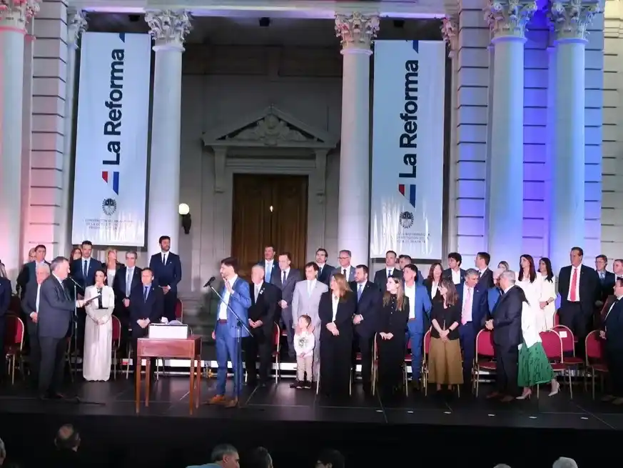 La nueva Constitución de Santa Fe fue jurada el 12 de septiembre por los convencionales y representantes de los tres poderes del Estado, en un acto público en la explanada de la Legislatura. Crédito: Manuel Fabatía.