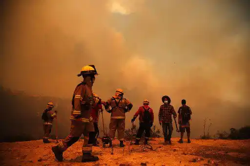 ¡CHILE EN LLAMAS! Aumenta a 122 los muertos por los incendios forestales