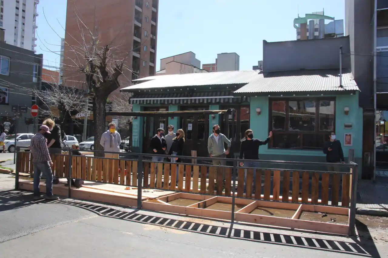 Cuarentena en San Miguel: Municipio del conurbano habilita mesas y construye "parklets" para el sector gastronómico