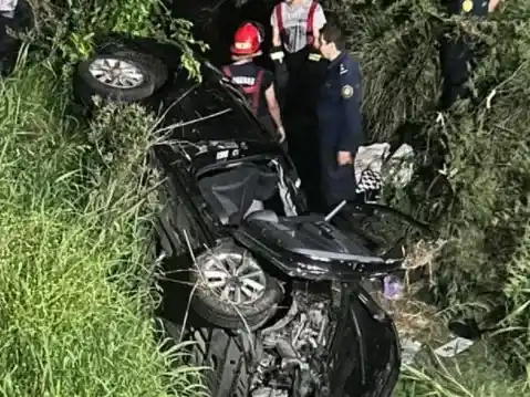 Dramático accidente en Ruta 12: un auto cayó bajo un puente cerca de La Paz y una mujer de 73 años quedó atrapada
