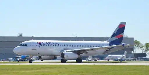 LATAM suspendió sus vuelos nacionales e internacionales hasta el 30 de abril