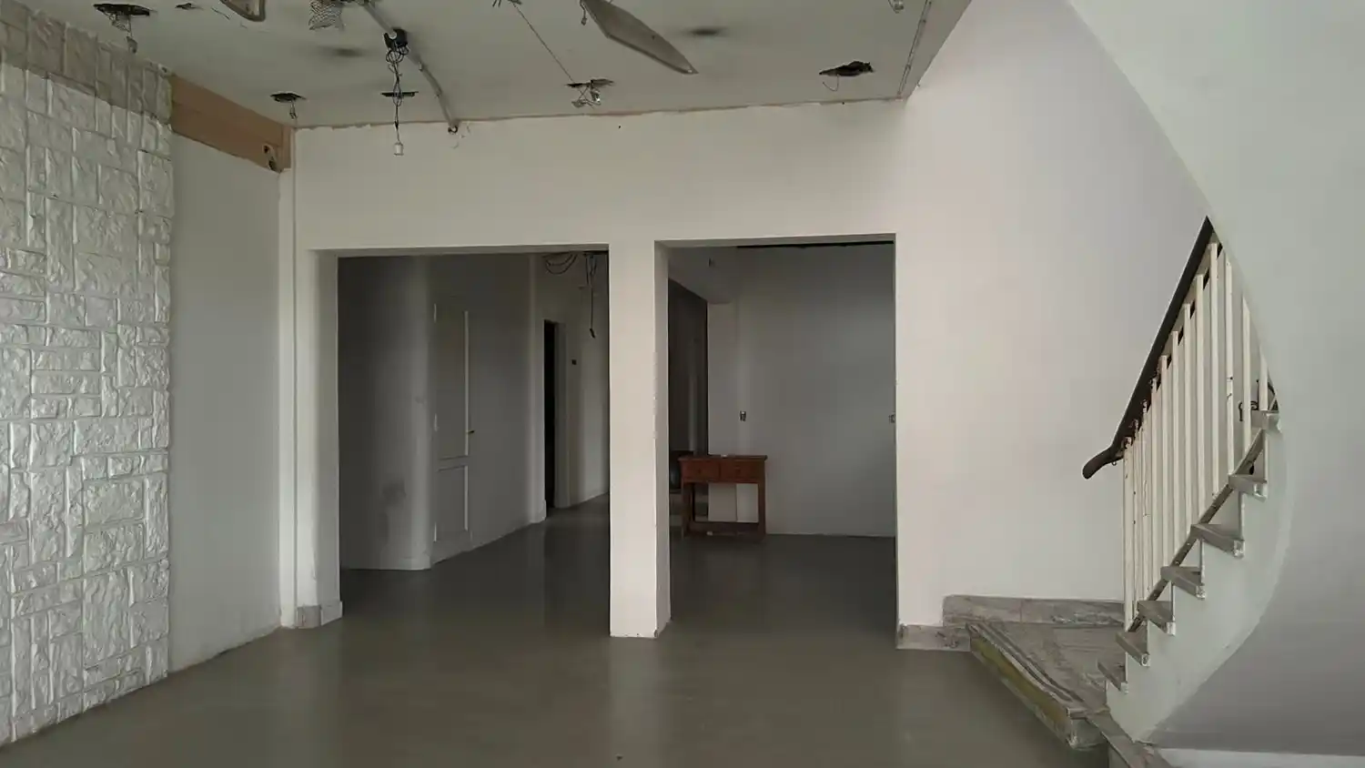 El desolado interior de la clínica San Pedro en la actualidad.