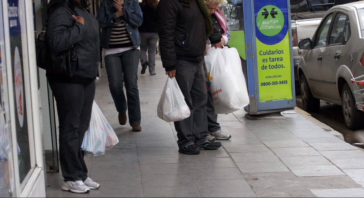 El uso de bolsas de plástico, hábito que buscan erradicar de los comercios