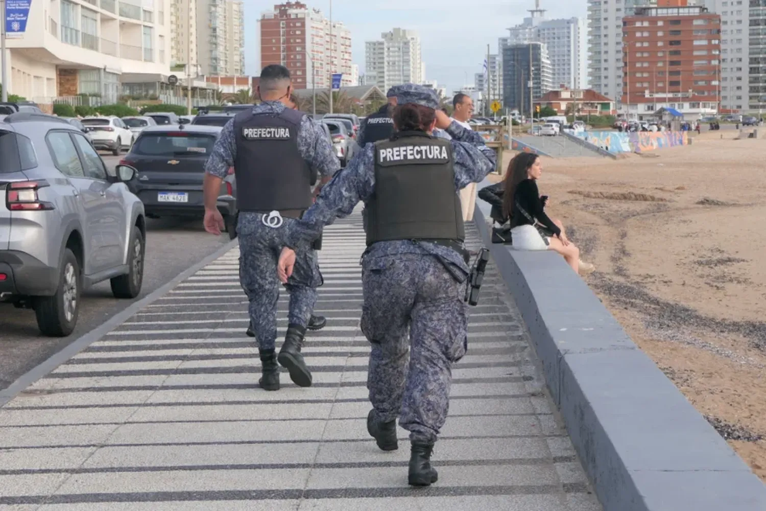 Prefectura en Punta del Este busca a un hombre que desapareció después de tirarse al mar