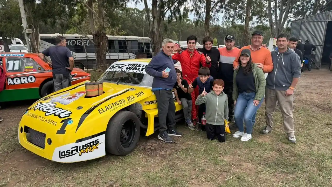 El campeón Kevin Walter, festejando la pole con su equipo