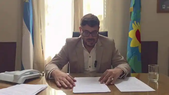 Matías Nebot (Saavedra-Pigüé) lee el texto del comunicado donde se anuncian los recortes.