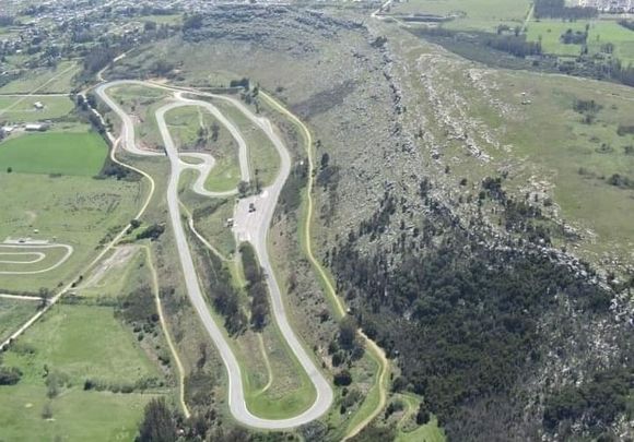 Las carreras ya llegarán: Una delegación de ACTC recorrió el autódromo Fangio de Balcarce