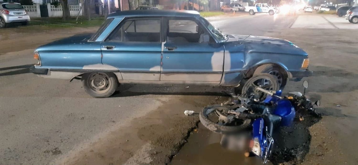 Chocar contra un Falcon: motociclista y un menor fueron trasladados con golpes