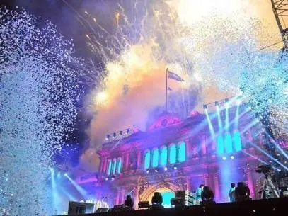 Festejos por 30 años de democracia: Cristina cantó el himno junto a artistas y tocó La Renga