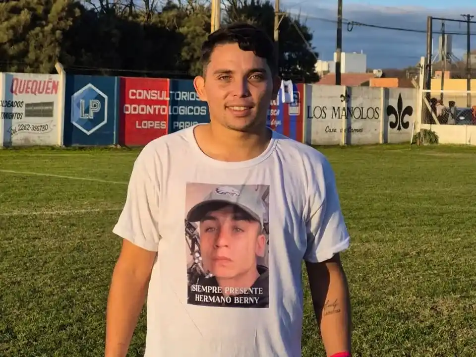 González, con la remera que recuerda a su hermano fallecido tiempo atrás