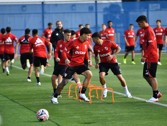 River tuvo su primera práctica y Mastantuono sería suplente