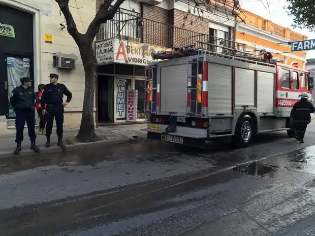 Se incendió un comercio de aberturas en pleno centro