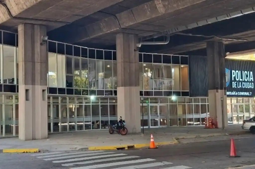 Policía muerto tras caerle un cartel encima