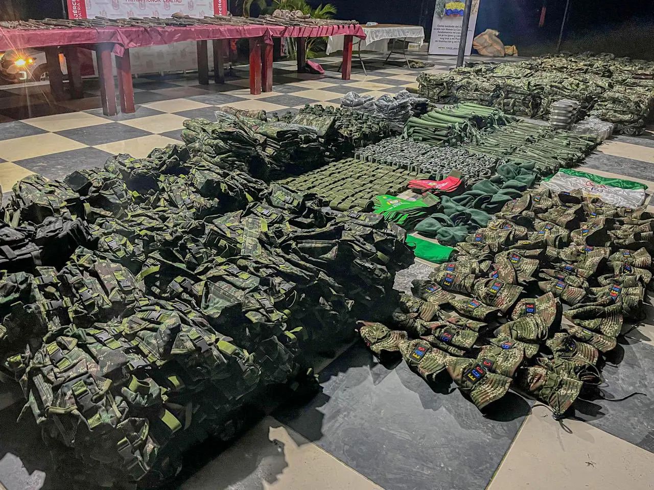 EJÉRCITO de COLOMBIA INCAUTA arsenal de guerra y material de intendencia al CLAN del GOLFO