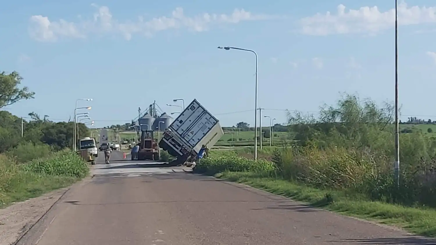Un camión quedó colgado de un puente sobre la Ruta Nº 11