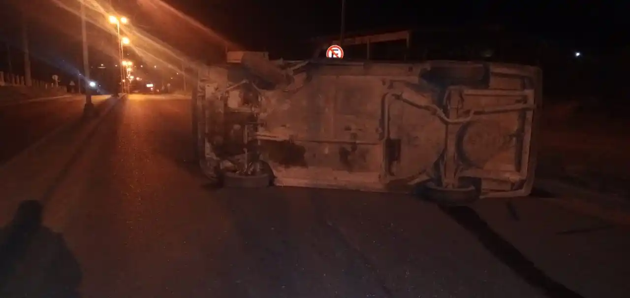 Conducía alcoholizado, perdió el control del vehículo y volcó