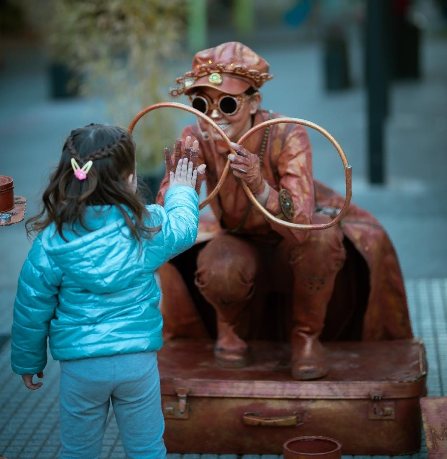 Encuentro de estatuas vivientes en Bahía Blanca: La historia de la dama del muelle, la mujer pirata y la mensajera