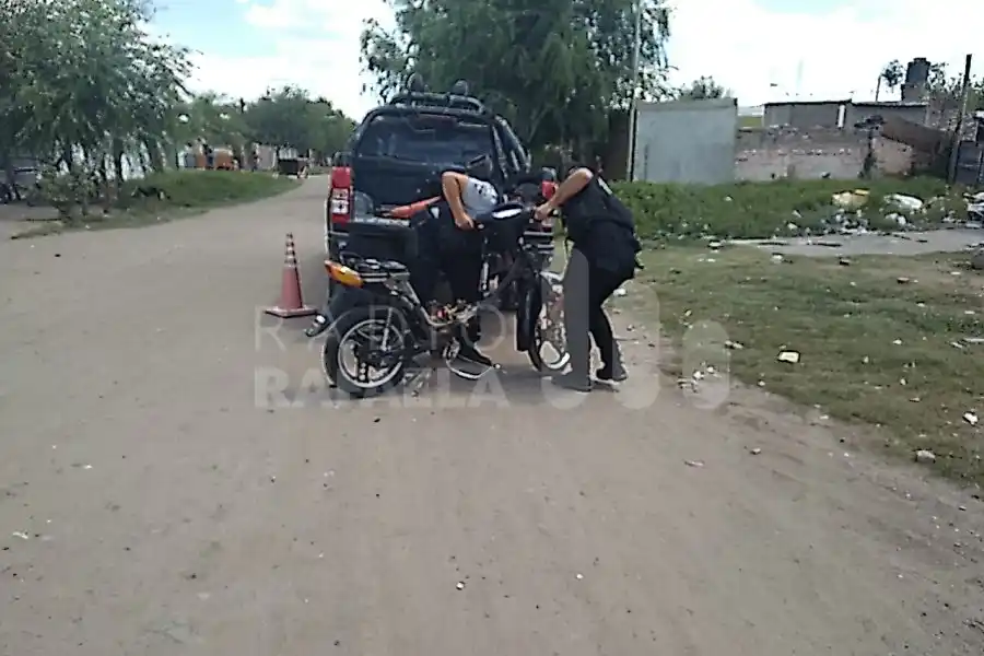 Con piedras, agredieron a la policía cuando secuestraba una moto robada prácticamente desarmada