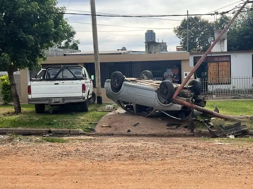 Violento vuelco: un automóvil terminó arriba de la vereda tras chocar un poste