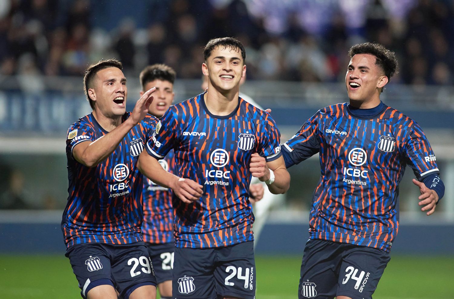 Ramón Sosa, exGimnasia, festeja el primero de sus dos goles.