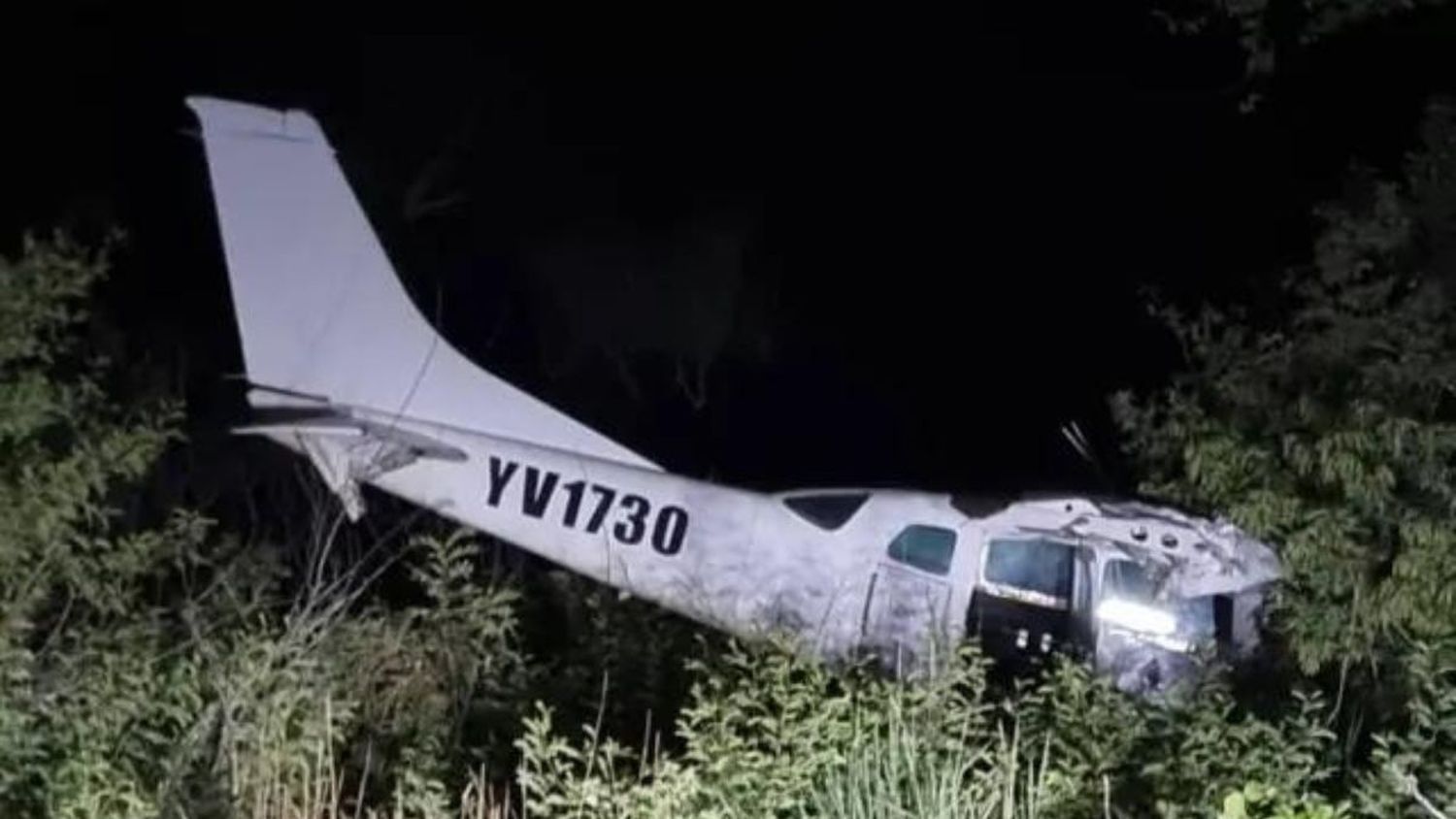 GNB capturó a dos narcotraficantes luego que se estrellaron en una aeronave (+Video)