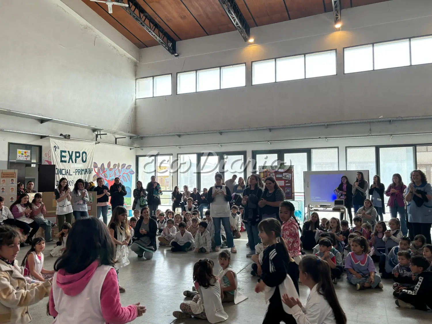 Participación de niños de diferentes instituciones educativas.