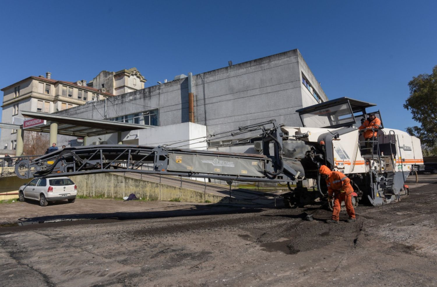 Realizan obras de pavimentación en las calles internas del Hospital Regional